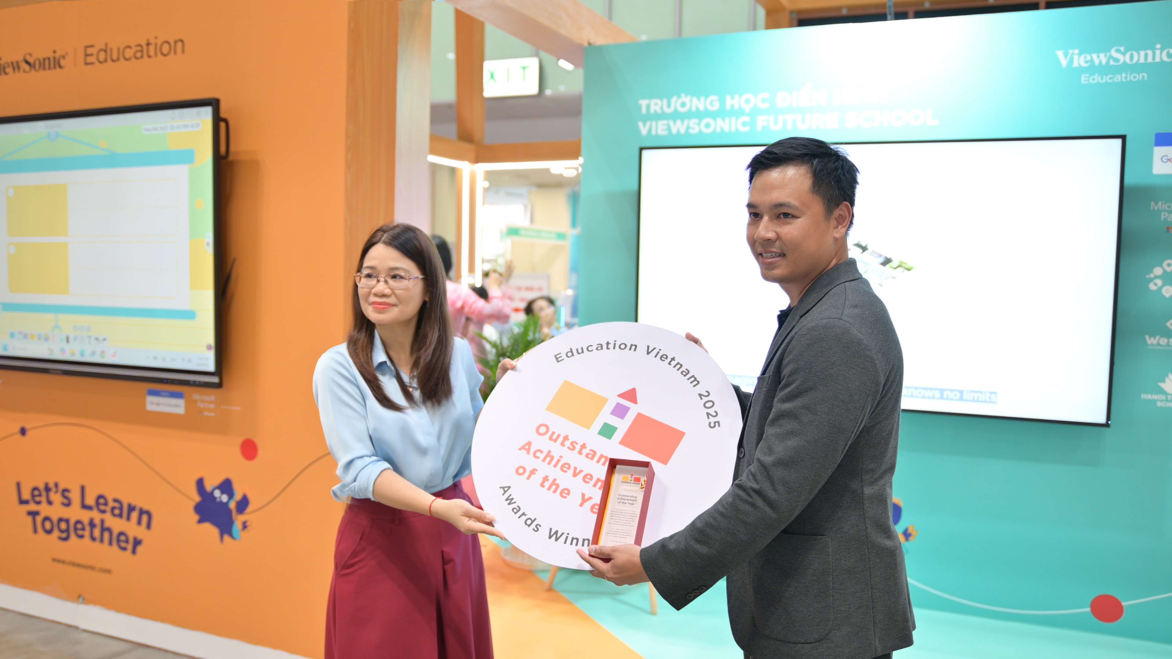 Màn Hình Tương Tác Viewsonic IFP7534 Được Vinh Danh Tại Triển Lãm Education Vietnam 2025